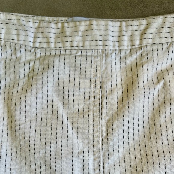 White pleated skirt with black pin stripes, Size 8 from GAP. - Picture 3 of 10